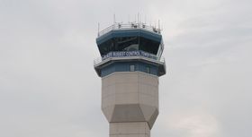 TRAVELT: World's busiest tower står det på banneret som er festet på tårnet i Oshkosh. (Foto: Lise Grønskar)