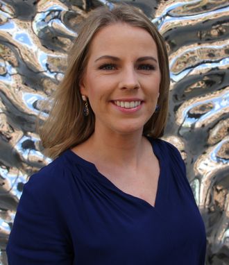 Viktoria Stray foran et kunstverket «Orions belte» utenfor Institutt for informatikk i Forskningsparken.