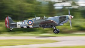 PERMANENT?: Det var Norwegian Spitfire Foundation som tok initiativet til å male flyet i norske farger. Nå drømmer de om en permanent norsk Spitfire.