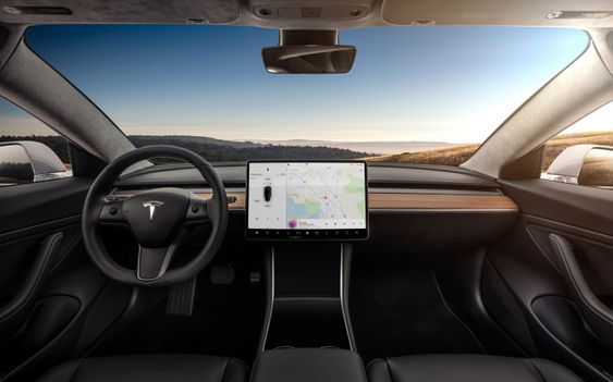Dashbordet er blant de mest spesielle tingene med Model 3. Helt enkelt, kun med en 15 tommer stor skjerm i midten.