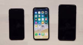 Tidligere i sommer viste Youtube-kanalen Unbox Therapy frem dingsen i midten, som er en skapning basert på iPhone 8-ryktene frem til den tid. Bildet som dukket opp i HomePod-programvaren ser ut til å bekrefte heldekkende skjerm - men også at skjermen får et lite hakk ned i toppen der høyttaleren sitter..