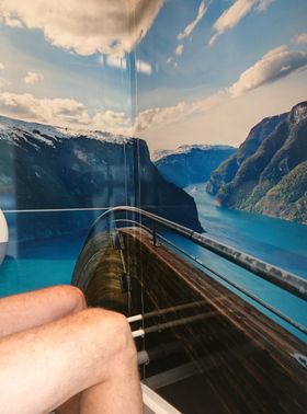 TOILET WITH A VIEW: Når ein sit på ein av dei nye doane på prakeringsplassen i Flåm, er det denne «utsikta» som ventar ein.
