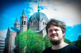 Lars Akerhaug (35) er en norsk journalist og forfatter..