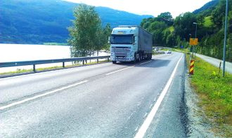 I Norge har vi industri i enden av smale og kronglete veier. Det gir mer næringstransport langs slike veier enn i andre land.