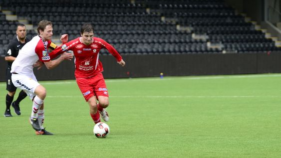 HADDE SJANSEN: Fjøra spelte mot ti mann dei siste tjue minutta, men greidde ikkje å avgjere til sin fordel. I staden var det motstandarlaget som kunne juble fem minutt på overtid.