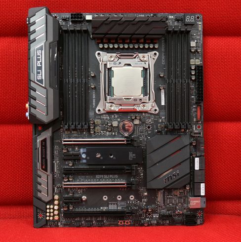 MSI X299 SLI Plus på den røde redaksjonssofaen.