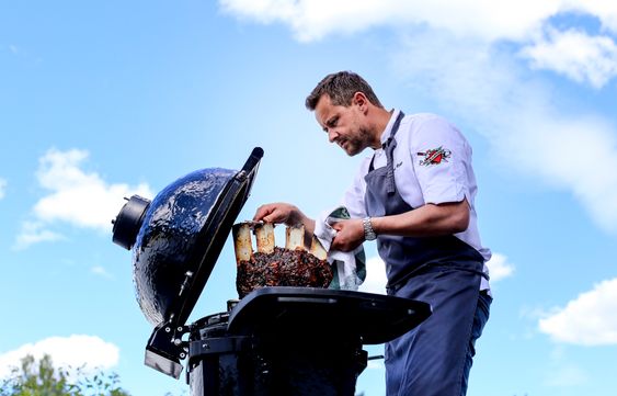 STOREBROR: Beef ribs er den tøffe storebroren til spareribs. FOTO: Carl Martin Nordby /