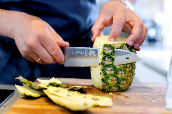ANANAS: Korrekt oppskjæring. FOTO: Carl Martin Nordby /