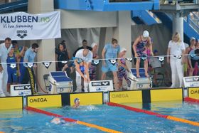 STAFETT: Vekslingen mellom Erikka Næss Kjølholdt og Vårin Sætra Schefte på 4x100 meter medley (stafett).