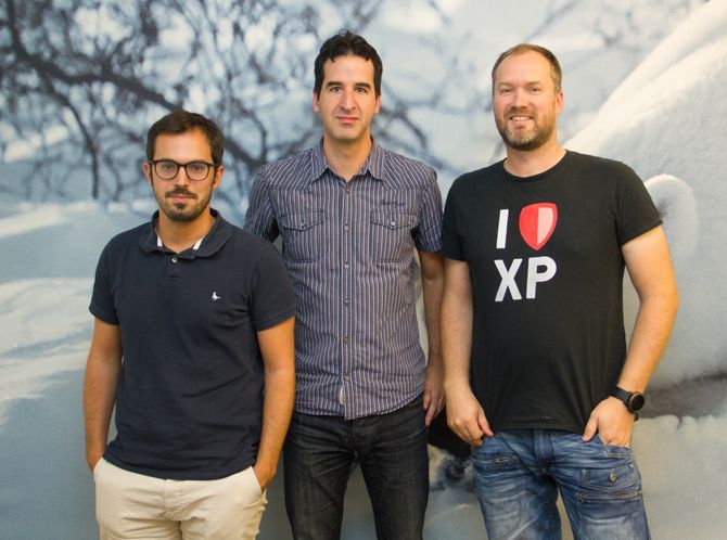 Thomas Sigdestad (til høyre), flankert av utviklerne Alex Rodriguez og Glenn Ricaud.