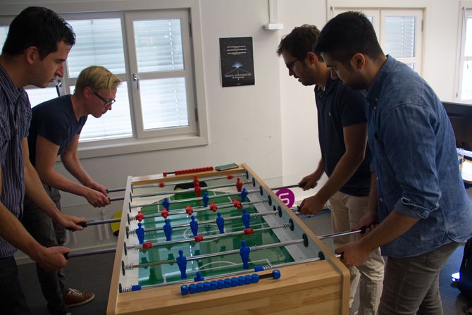 Mange utviklere er glade i å spille fussball. Office League-appen til Enonic setter matchene inn i et større system. Her ser vi (fra venstre) Alex Rodriguez, Runar Myklebust, Glenn Ricaud og Diego Pasten hos Enonics i en intens kamp mens digi.no var på besøk.
