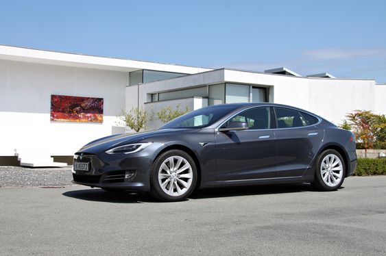 FUNKSJONELL: Tesla Model S 100 D parkert ved Bellavista, bustadkomplekset til Arne Jacobsen i Klampenborg litt nord for København. Med ei blanding av stor batteripakke og eit nettverk av Superladarar er det få problem å ta ein Model S på langtur.