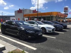 HURTIGMAT OG LADING: I Sverige er Superladarane i tilknyting til hamburgerkjeder som dette.
