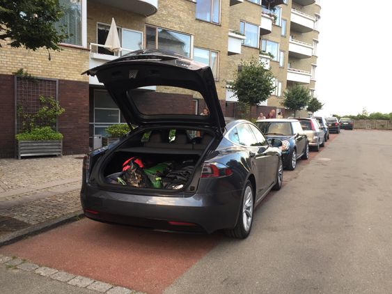 ROMSLEG: Bagasjeplassen i ein Model S er noko i nærleiken av formidabel. Nær 900 liter bør halde.