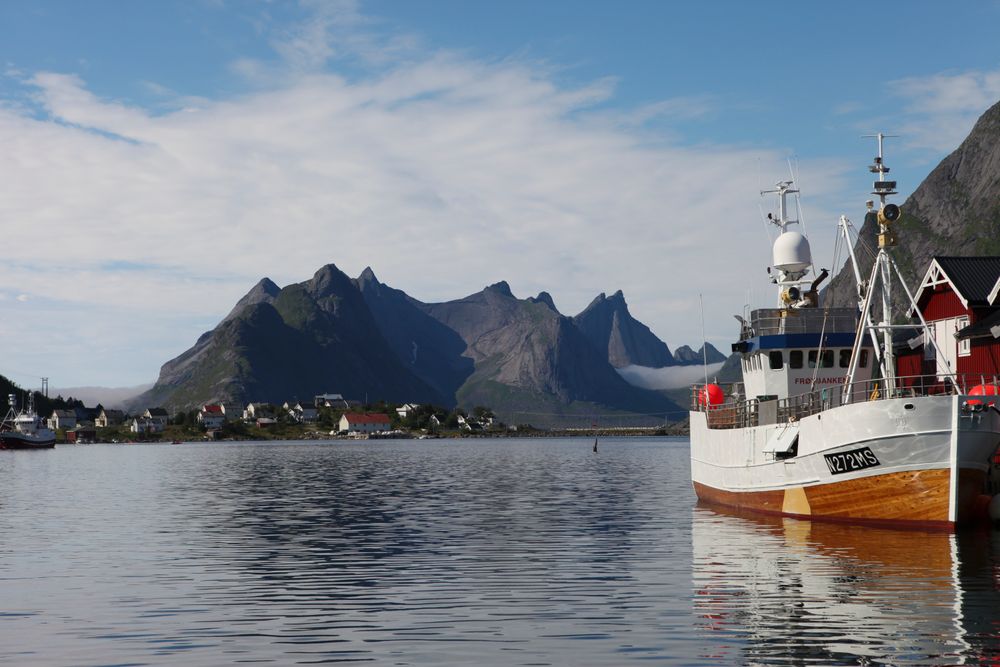 Hvor mange turister kommer egentlig til Lofoten? Her fra Reine i sommervær.