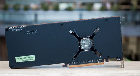 Selv referansedesignet til AMD har fått en bakplate. Lekkert, om ikke annet.