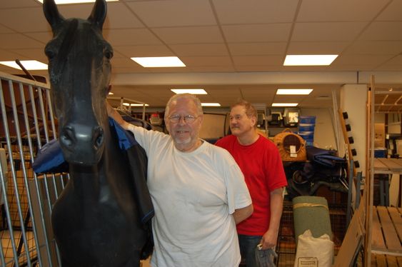 ÅPNER FOR 11. GANG: Håkon Marthinsen (t.v.) og medhjelper Kjell Gulli jobber hardt for å klargjøre Kolbotn Hundesport på Sofiemyr til 1. september. – Hesten er alltid med, ler Marthinsen.