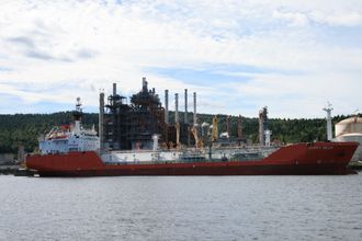 LPG-skipet Happy Bear til kai ved Ineos Rafnes. Skipet er 114 meter langt og er på 7245 dødvekttonn. Det er med andre ord noe mindre enn skipet som skal brukes i øvelsen Scope 2017.