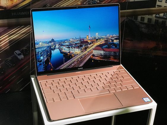 Huawei MateBook X i fargen Rose Gold..