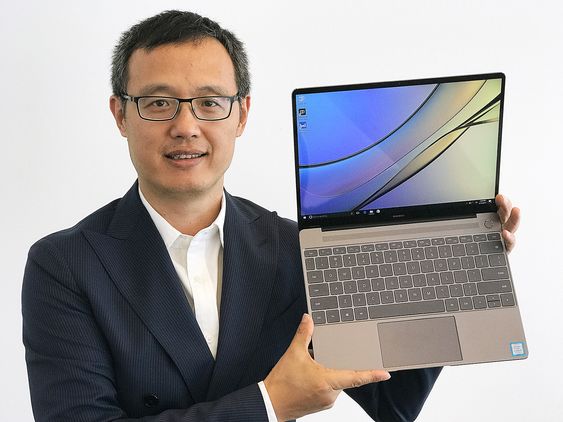 Yanmin Wang, president for forbrukermarkedet i Norden, sentral- og øst-Europa i Huawei, med MateBook X i fargen Space Gray..
