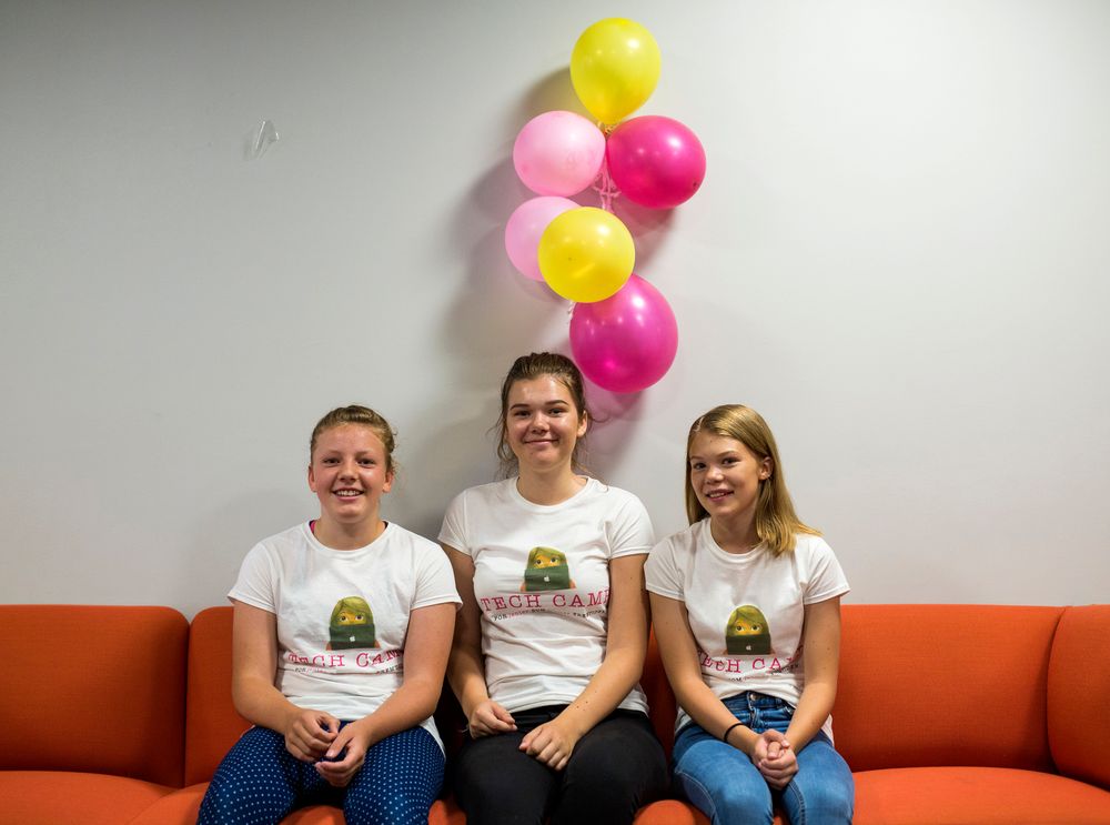 Thea Møller (13), Mathilde Bu Skjeggestad (15) og Amalie Bu Skjeggestad (13) vil lære mer om koding. I dag skal de på workshopen «Kod ditt eget spill».