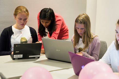 Gaoshiga Gunabala er elev på realfagslinja på Lambertseter videregående skole, og er en av 30 frivillige veiledere på campen. Her veileder hun deltakerne Sara Sofie Knudsen (t.v.) og Eva Wølleberg Hobberstad.