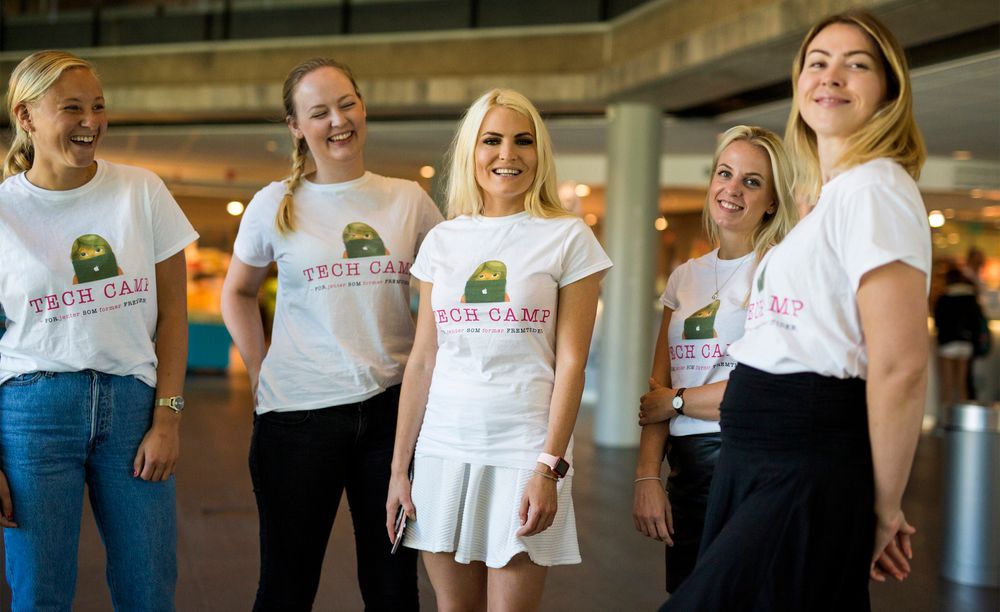 Gjengen i TENK er glade for at så mange unge jenter er interessert i teknologi. F.v.: Maria Fidje, Marte Løge, Isabelle Rignes, Kamilla Fredriksen og Marie Nord.