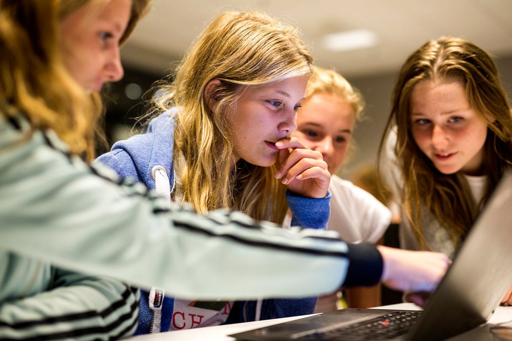 Julie Inez Weinholdt (13), Sunniva Myhre (13), Ingeborg Kinck Rannem (13) og Emilie Broch Eliassen (14) er oppslukt i roboten de skaper. Snart skal de spille mot de andre lagene.