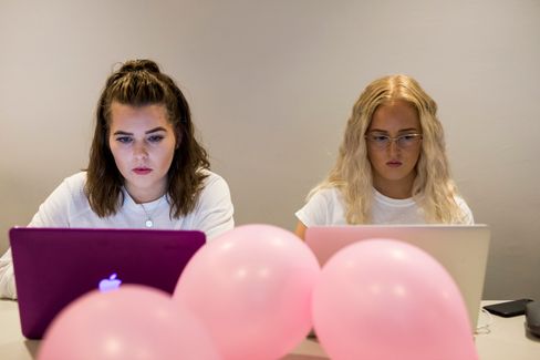 Kusinene Ragnhild Hafsaas Verede og Rebekka Vereide Kroken konsentrerer seg om å lage spillet «Felix jager Hebbert».