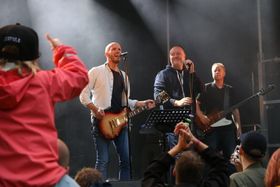 GOD STEMNING: Trass litt færre publikummarar enn venta var det god stemning då Strupetakarane song Aordøl.