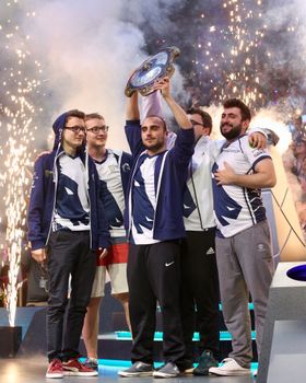 Team Liquid feirer seieren over Newbee..