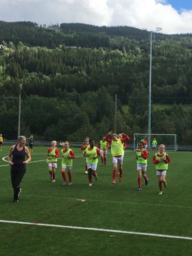 SOSIALT: Lagleiar for J12, Monika Lysne (t.v.), fortel om ei sosial og innhaldsrik helg for spelarane.