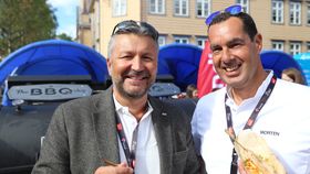 GRILLSJEFER: Adm. dir. i Scandic Hotels Norge, Svein Arild Steen-Mevold (t.v.) og direktør for mat og drikke, Morten Malting bidro til grillfesten.