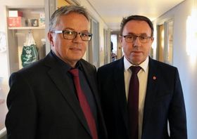 KONTROLL: Ordførar Arild Ingar Lægreid (t.h.) seier kommunen hans helst vil løysa offentlege oppgåver sjølv.
