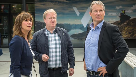 SER TIL SOGN: Sogndal er førebiletet når fylkeskommunen og Førde kommune no planlegg å samle skulane i byen. Frå venstre: Fylkesordførar Jenny Følling, Yngve Hallén i Sogndal Fotball og ordførar Olve Grotle i Førde.