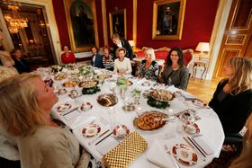2014: Dronning Sonja inviterte til samtale om kvinners stilling innenfor kultur og media på Slottet. Marie Simonsen (t.v.) var blant deltakerne.