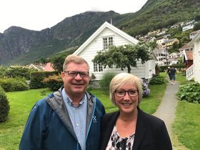 MEISTRING: Med tidleg innsats i skulen vil elevane raskare oppleve meistring og læringsglede, meiner Høgre. Melvær saman med ordførar i Aurland og Høgre-kollega Noralv Distad.