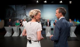 Programleder Ingunn Solheim og Jarle Roheim Håkonsen ledet partilederdebatten i går.