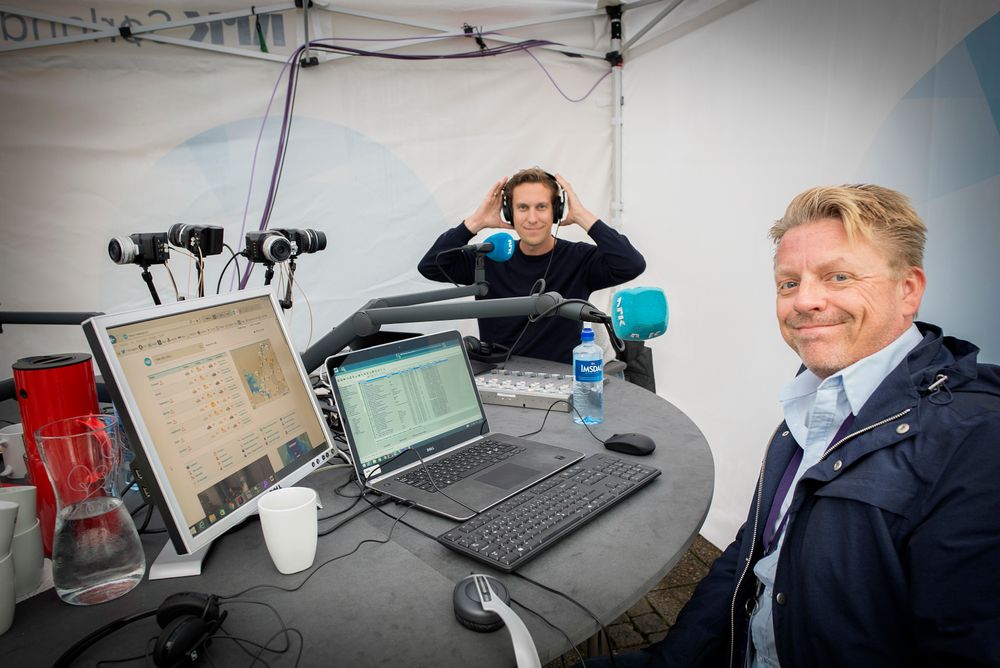 Programleder Tom Nicolai Kolstad og produsent Erik Wiig Andersen i NRK Sørlandet har flyttet praten ut på gata.