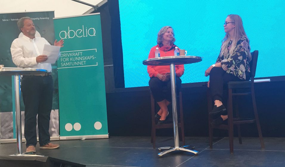 Skandinaviasjef for Telenor, Berit Svendsen, i samtale med informatikkstudent Mia Sandstrøm. Ordstyrer er Jan Moberg, direktør og ansvarlig redaktør i Teknisk ukeblad media som blant annet gir ut Inside Telecom.