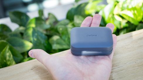Jabras etui er noe større enn Apples Airpods-etui, men likevel enkelt å frakte med seg.