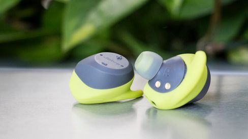 Pluggene har to små taster hver. Disse er imidlertid veldig små og ikke spesielt enkle å bruke, i tillegg til at du gjerne ender opp med å dytte selve ørepluggen lenger inn i øret.