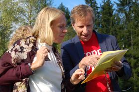 FORKLARER: Yngve Seierstad Stokke fra Stopp Støyen forklarer Anniken Huitfeldt hvor senteret skal ligge.