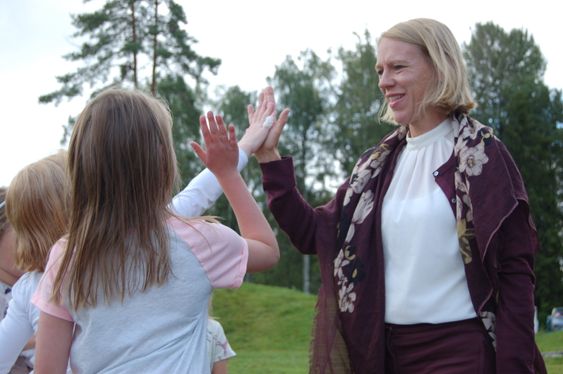 HIGH FIVE: – Det er viktig å lytte til dere også, sier Huitfeldt, og gir dem en high five.