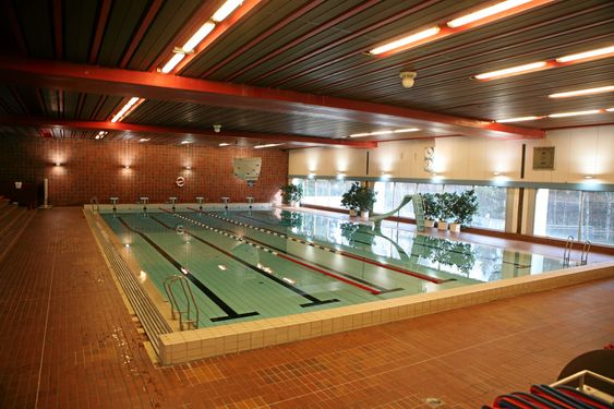 ÅPNER IGJEN: I helgen kan du kose deg i vannet i Sofiemyr svømmehall.