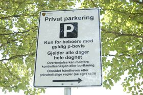 KUN FOR BEBOERE: Dette skiltet kom opp onsdag i forrige uke, og gir parkeringstillatelse kun til de med beboer-bevis.