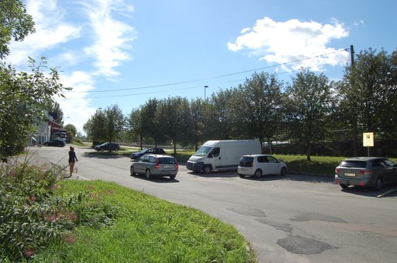 MYE PLASS: Parkeringen mellom Lunch og catering og Kiwi er nå kun for beboere med bevis.