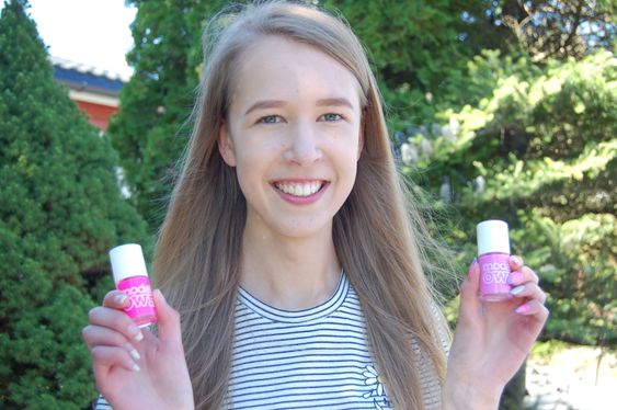 NEGLEKUNSTNER: Mari Skjellhaug Lossvik (16) har full kontroll på neglelakken. Til spørsmålet hvorfor akkurat navnet