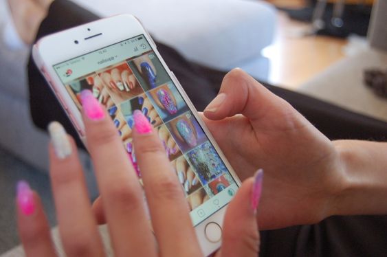 @NAILSUPP: Her viser Mari fram Instagram-kontoen sin med over 24 tusen følgere.