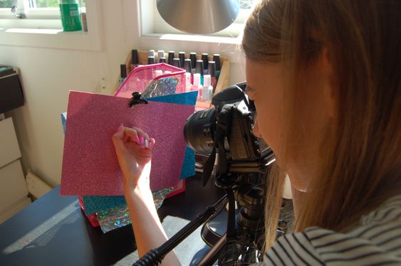 ØYE FOR DETALJER: Hun kan bruke opp til fire timer på et slikt bilde: prøving og feiling, lakkering, venting, fotografering og publisering på Instagram. Det er mye jobb!